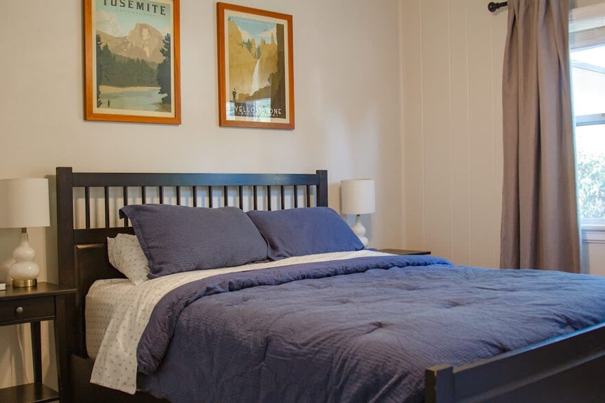 Building Photo - 920 W Lemp St