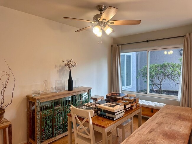Building Photo - Pet Friendly Culver City 1BD Condo with Bonus Room, Fireplace, Patio and A/C!