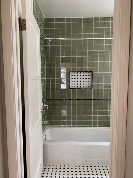 Tub - 318 N Bushnell Ave