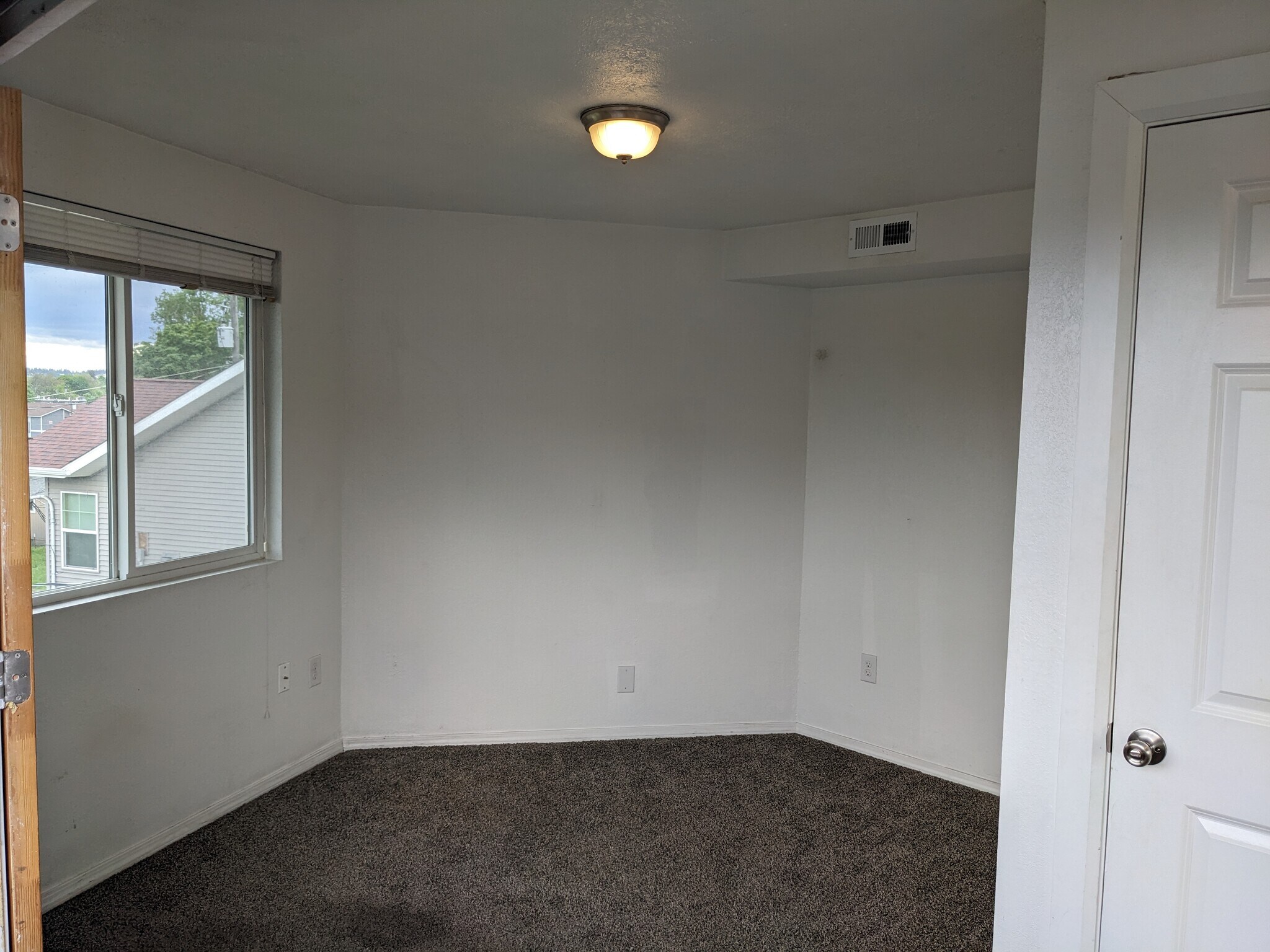 Building Photo - 3118 E MARIETTA AVE APT 2