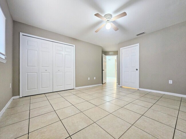 Building Photo - 3 BR / 2 BA Duplex Conveniently Located in Lehigh Acres