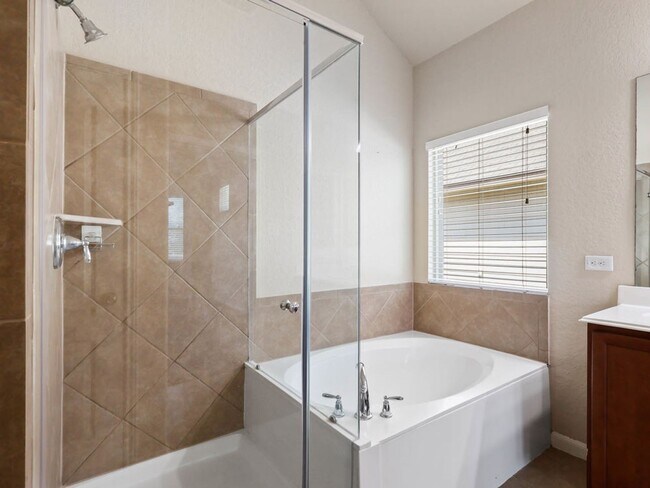 Building Photo - Charming Home Awaits: Spacious & Modern Living in a Prime Location