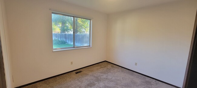 Building Photo - 4 Bedroom Home with Large Shop