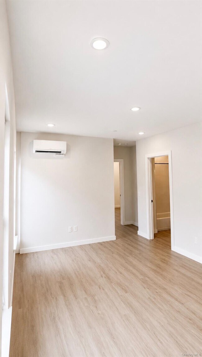 Building Photo - 136 201