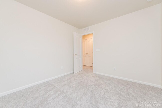 Building Photo - 2801 Willow Ct