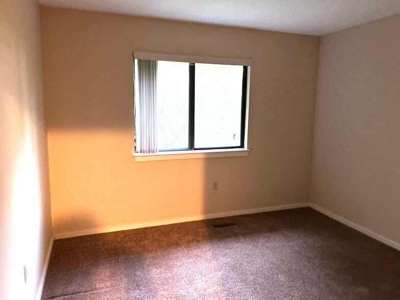 East rear bedroom (11'3" x 12') - 443 Lynetree Dr