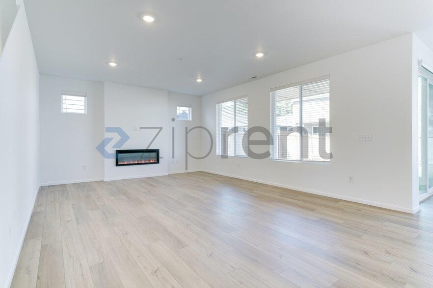 Building Photo - Unit