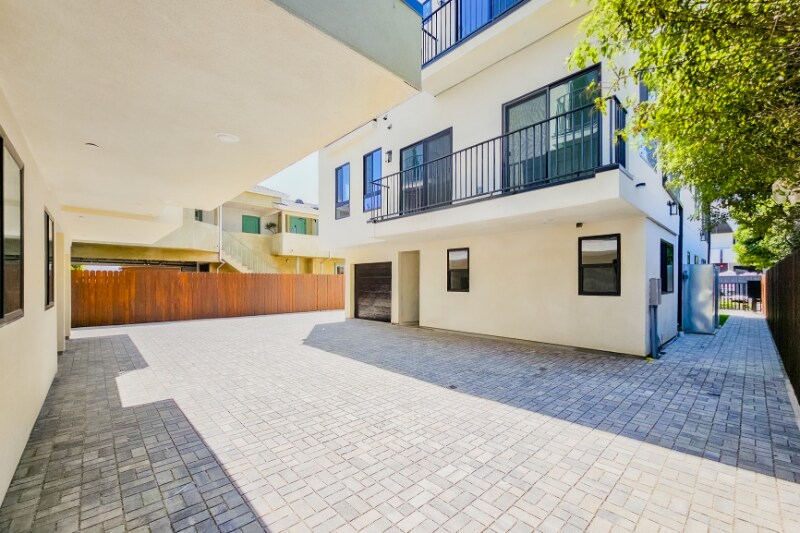 Building Photo - 1330 Tamarind Ave