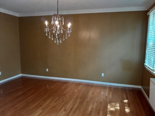 Building Photo - 373 Littlefield Ln
