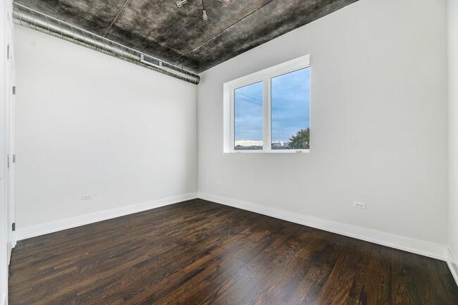 Building Photo - 4720 N Sheridan Rd