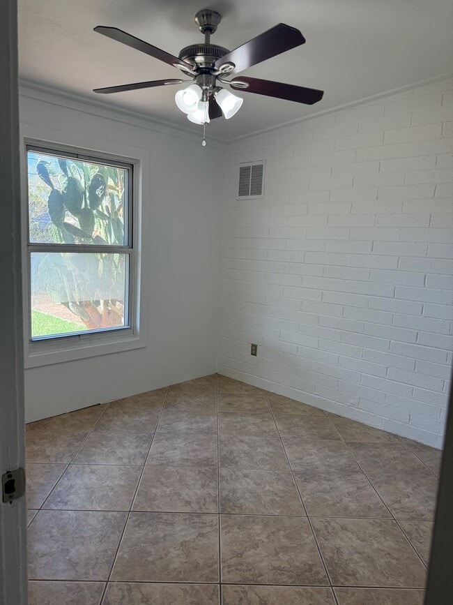 Building Photo - Adorable 2 bed + office/1 bath House with ...