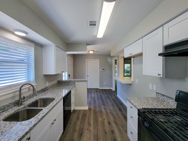 Building Photo - 3919 Hickok Ln
