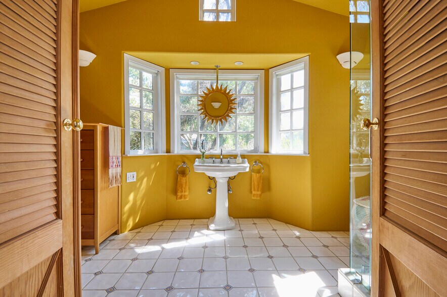 Primary bathroom - 5105 Morella Ave