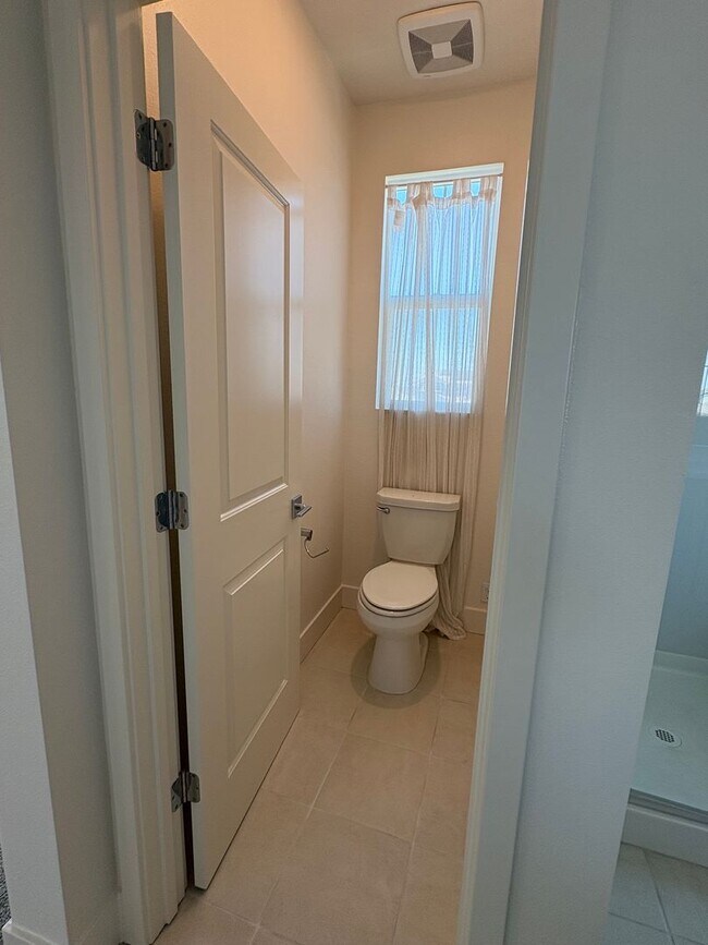 Building Photo - Stunning 4 Bedroom 3.5 Bath Home WITH SOLA...