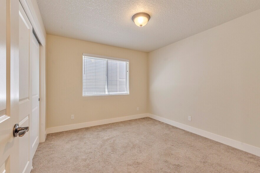 Building Photo - 476 NE 76th Ave