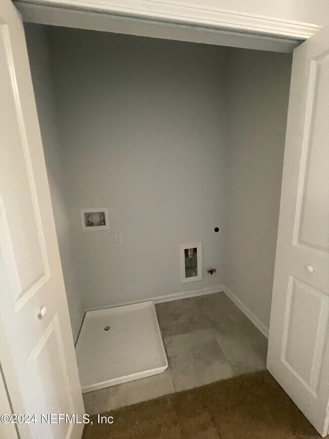 Building Photo - 34 Pinebury Ln