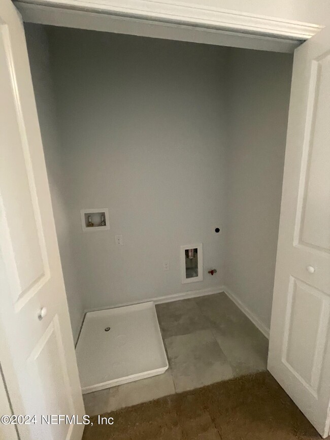 Building Photo - 34 Pinebury Ln