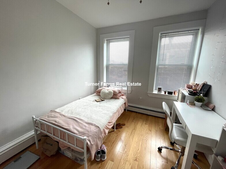 Building Photo - 27 Lambert St