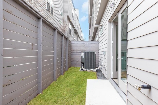 Building Photo - 5867 E Post Oak Ln