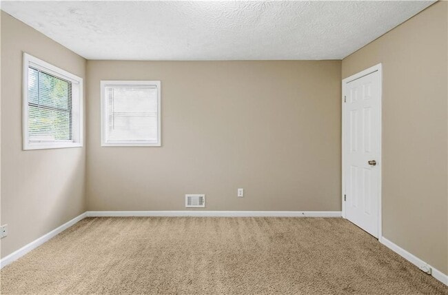 Building Photo - 3950 Lookout Point Dr