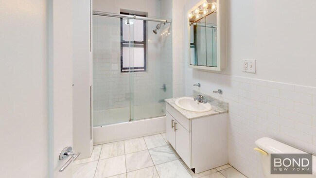 Building Photo - 140 W 55th St