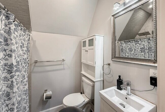 Building Photo - 468 Salem St