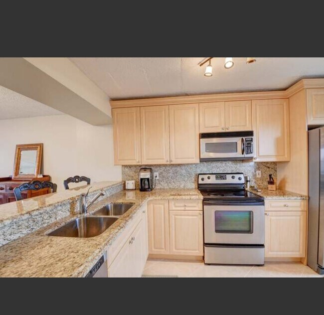 Building Photo - 20 Royal Palm Way