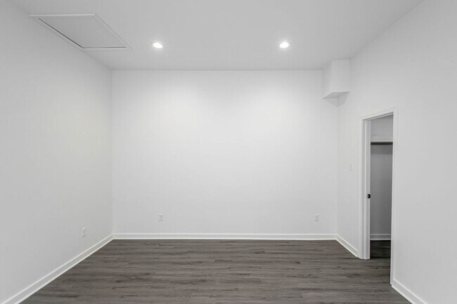 Building Photo - 223 S Park St