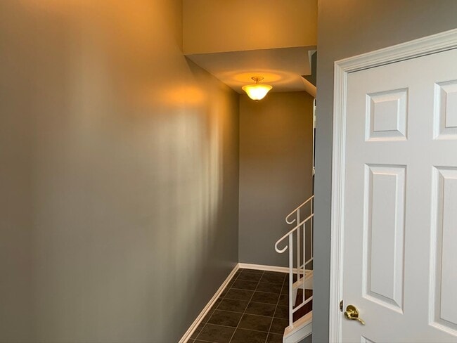 Building Photo - Gorgeous 3 BR/2 Full BA & 2 Half BA Waterf...