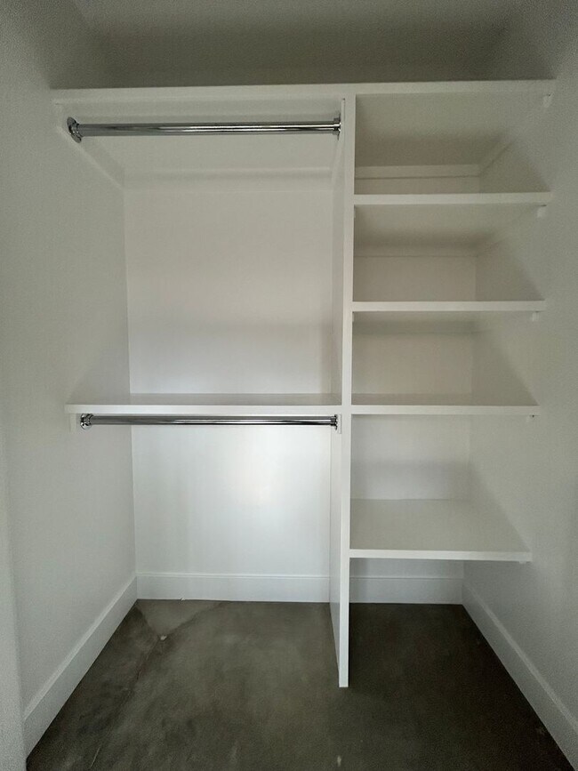 Building Photo - Modern 1BR Apt. (Built 2023), Walk to Down...