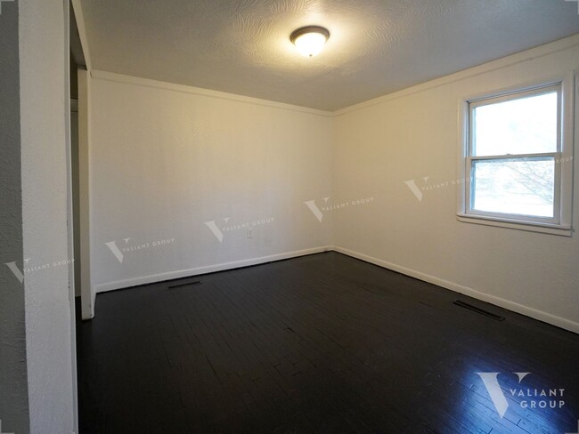 Building Photo - Spacious 3 Bedroom, 2 Bathroom Rental Home...