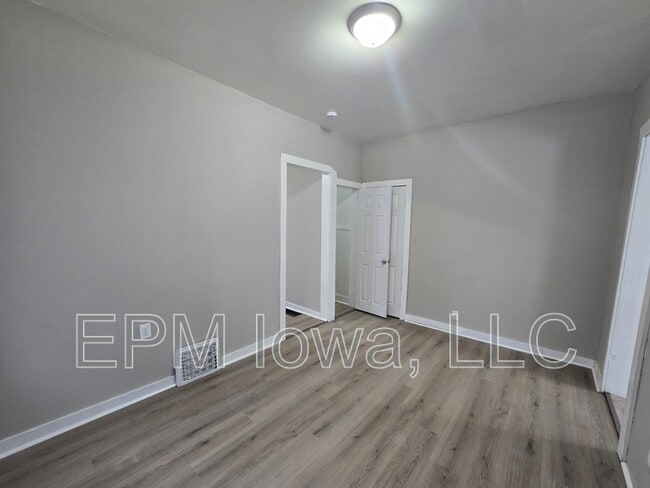 Building Photo - 406 Locust St