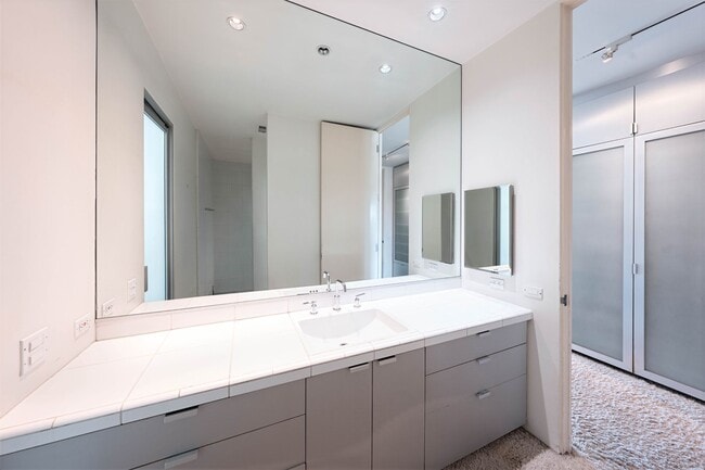 Building Photo - 10272 Overhill Dr