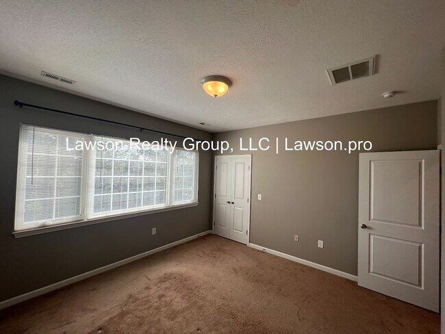 Building Photo - Luxurious Colonial Green Townhome with Garage