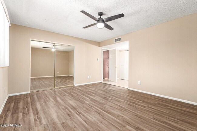 Building Photo - 1049 E Carter Dr