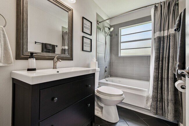 Building Photo - Elevated 3-Bed, 2-Bath, Corner-Lot Gem in the Heart of Palmetto