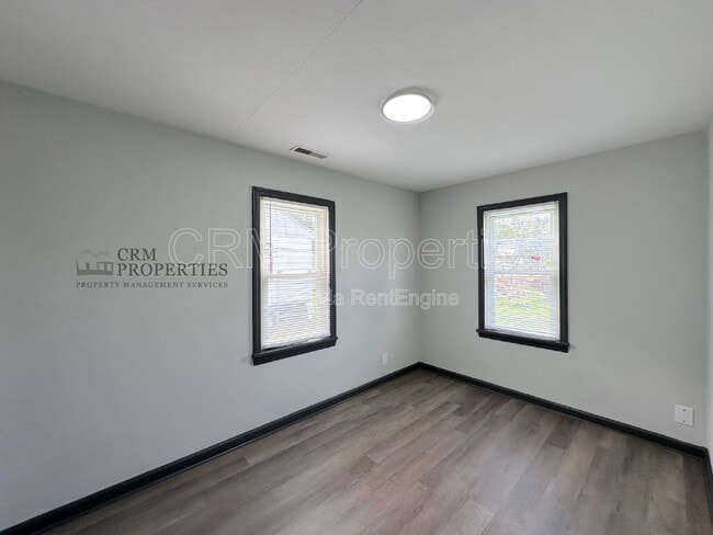 Building Photo - 1034 E Elm St