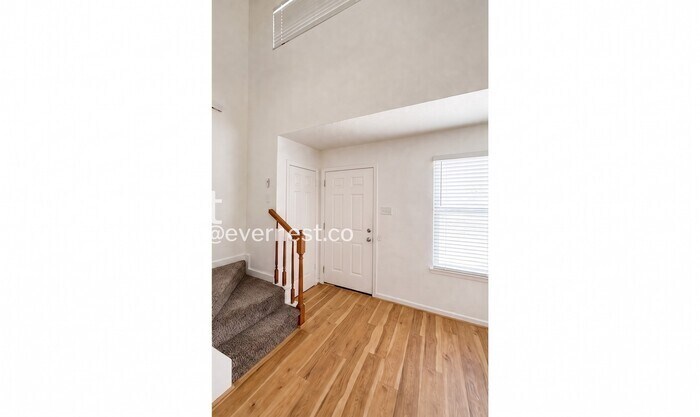 Building Photo - 707 Valley View Dr