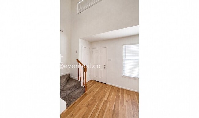 Building Photo - Spacious 2Beds 2Baths Townhome with Fenced Yard and Garage! / Available Now!