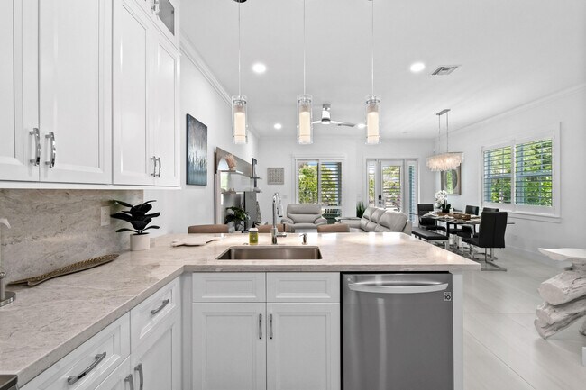 Building Photo - 4650 SE Manatee Way