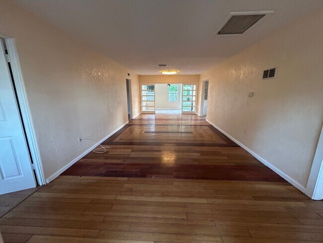 Building Photo - Spacious 3/2 home available now, and conveniently located near downtown and Manatee Hospital