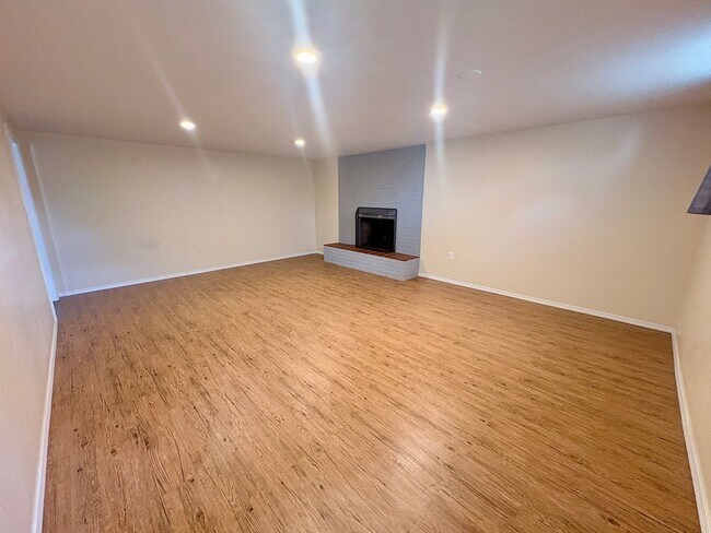 Building Photo - 1215 Avenue E