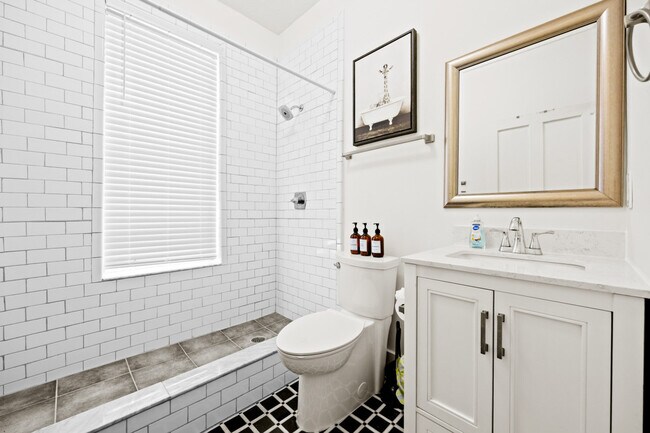 Building Photo - 205 SE 7th St