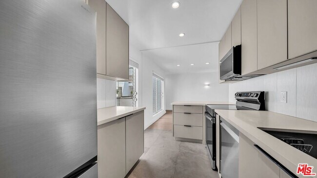 Building Photo - 305 San Vicente Blvd