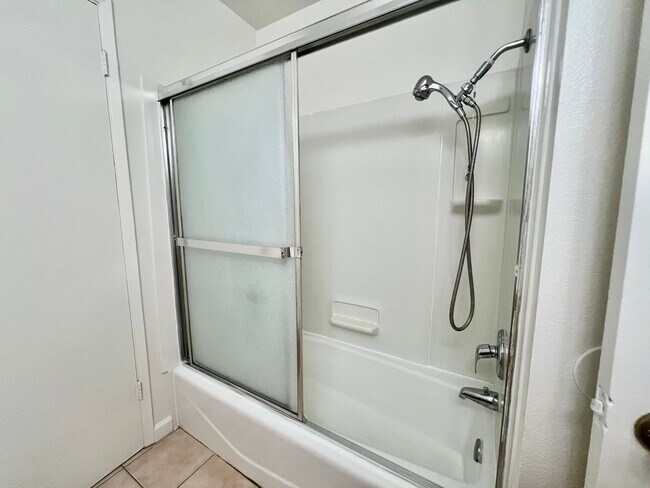Building Photo - Duplex available in Little Saigon!