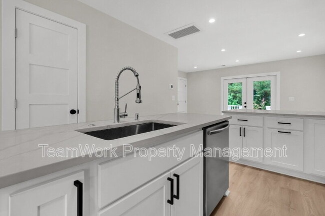 Building Photo - 1752 Skinner Ave