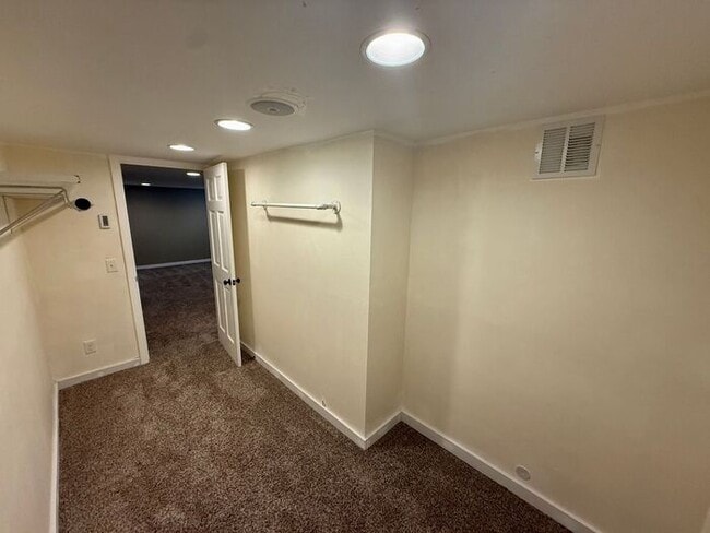 Building Photo - ***MOVE IN SPECIAL*** 2 WEEKS FREE Beautifully Remodeled 1 Bedroom / 1 Bath Unit in the Heart of ...