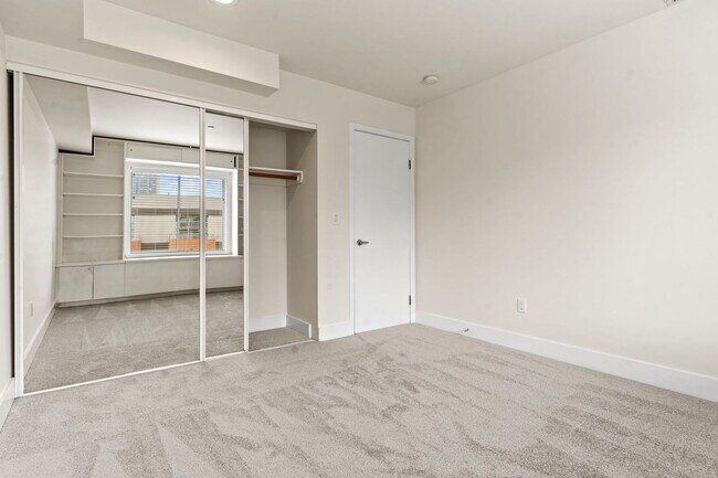 Building Photo - Lovely 2 Bed, 1.5 Bi-Level Hayes Valley Co...