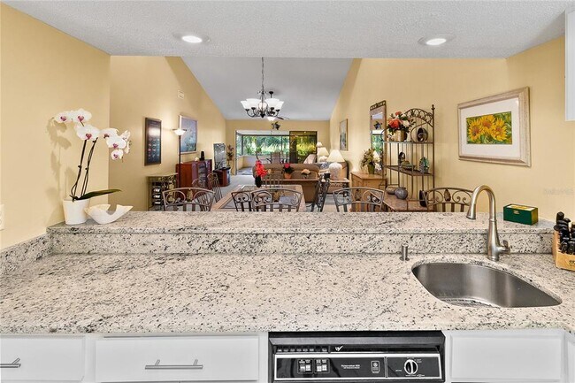 Building Photo - 4660 La Jolla Dr