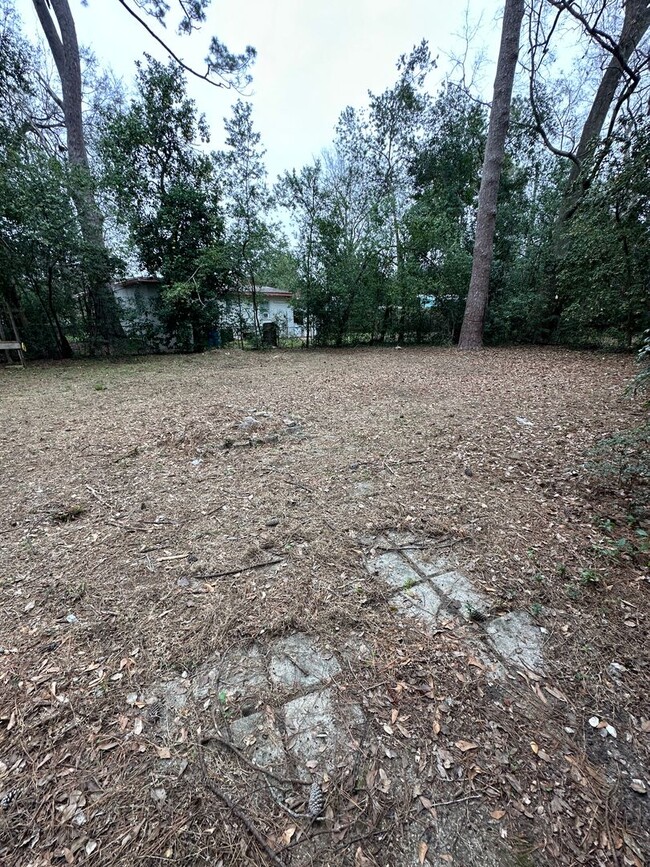 Building Photo - 3 Bed 1 Bath House with Fenced-in Yard. Av...